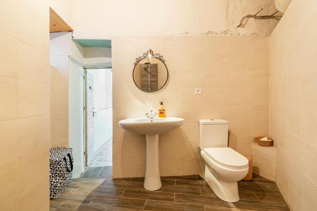 Traditional House At Koroni Near Beach Luaran gambar